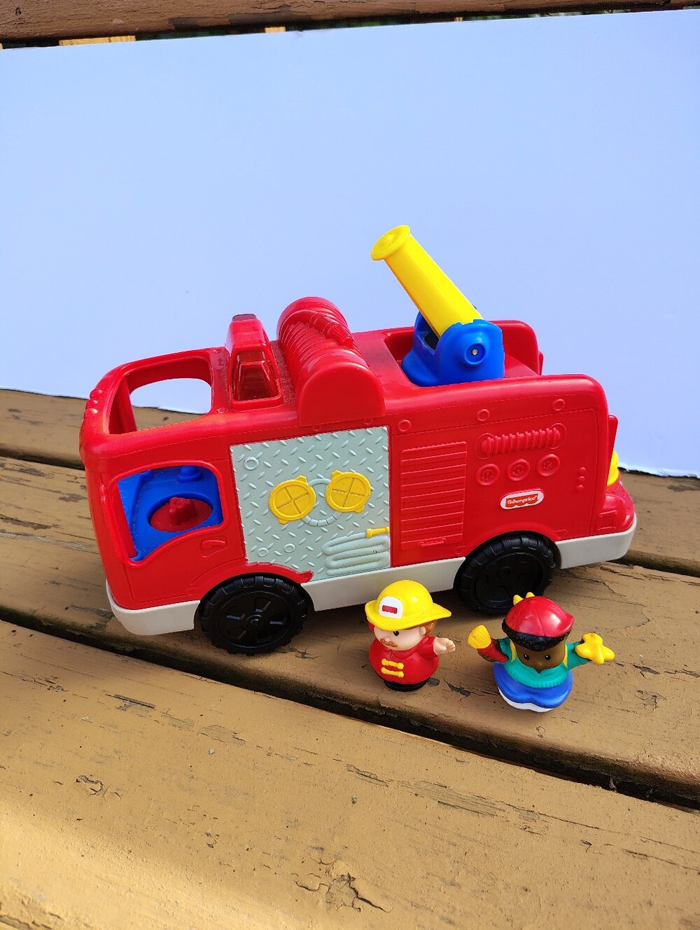 2016 Fisher-Price Little People Helping Others Fire Truck Music Lights 2 People